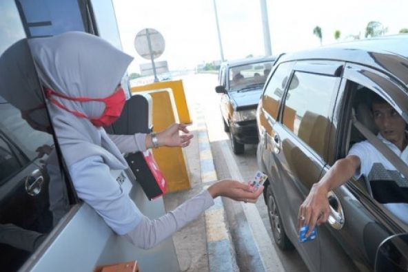 Petugas membantu pengendara melakukan transaksi nontunai di pintu tol Palembang Indralaya (Palindra) , Sumsel, Rabu, 3 Januari 2018. Per 1 Januar 2018 Tol Palindra mulai memberlakukan tarif yang wajib dibayar dengan menggunakan alat pembayaran tol nontunai. (Foto: Antara)