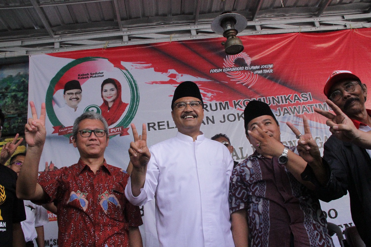 Calon Gubernur Jatim, Saifullah Yusuf (Gus Ipul) tengah. 