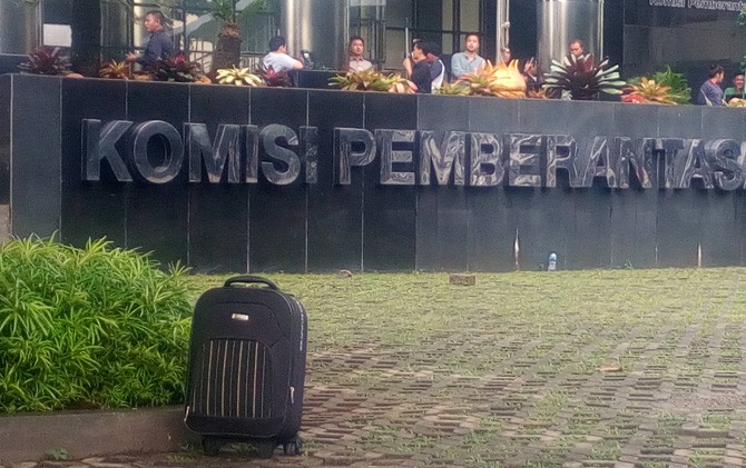 Sebuah koper misterius di depan halaman Gedung KPK Jakarta, Kamis, 22 Maret 2018. (Foto: Jawapos)