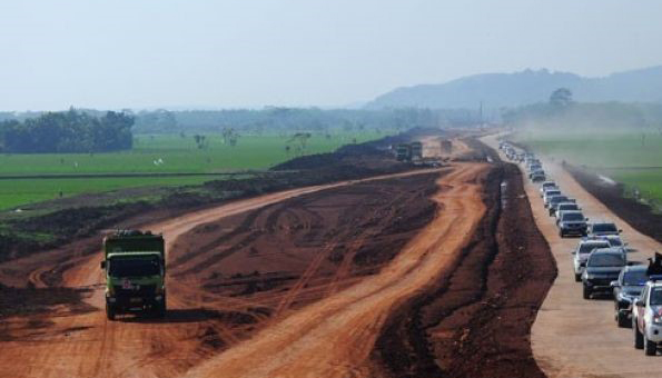 Rombongan mobil melintas di area tol Pemalang Batang di Kabupaten Batang, Jawa Tengah, Senin 5 Juli 2017 lalu. (Foto: Antara) 