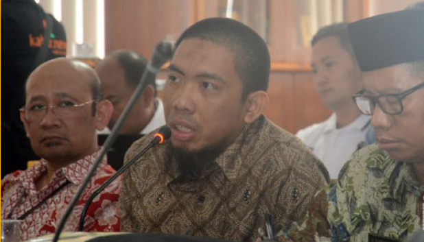 Pemilik Travel Abu Tour, Muhammad Hamsah Mamba (tengah) memberikan keterangan saat Rapat Dengar Pendapat (RDP) di kantor DPRD Provinsi Sulsel, Makassar, Sulawesi Selatan, Selasa 20 Maret 2018). Dalam pertemuan tersebut terungkap hasil investigasi tim Kementerian Agama, sebanyak 86.720 ribu jamaah umroh se Indonesia belum bisa diberangkatkan ke tanah suci, dengan nilai kerugian secara total mencapai Rp. 1,2 triliun lebih. (Foto: Antara)