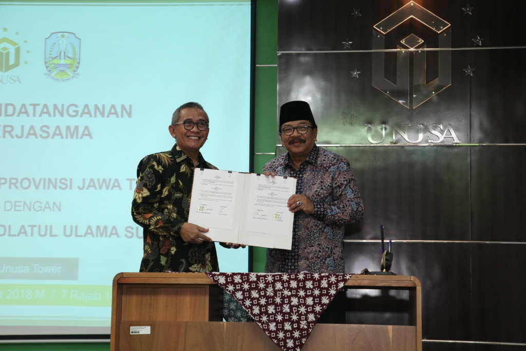  Gubernur Jatim, Soekarwo dan Rektor UNUSA, Achmad Jazidie, di aula UNUSA, Surabaya, Jumat, 23 Maret 2018 siang.