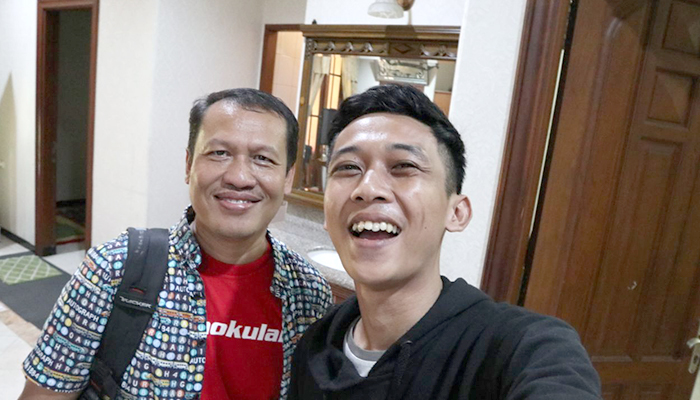 CEO Tirto.id, Sapto Anggoro (belakang) wefie bersama salah satu staf ngopibareng.id. (foto: faris)