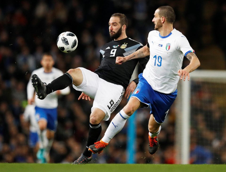 Aksi striker Argentina Gonzalo Higuain melewati pemain Italia. foto:reuters 