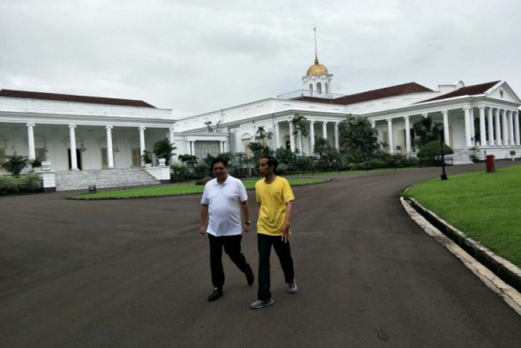 Presiden Joko Widodo bersama Menteri Perindustrian yang juga Ketua Umum Partai Golkar Airlangga Hartarto berolahraga pagi di Kebun Raya Bogor, Sabtu, 24 Maret 2018. (Foto: ANTARA News/Agus Salim)