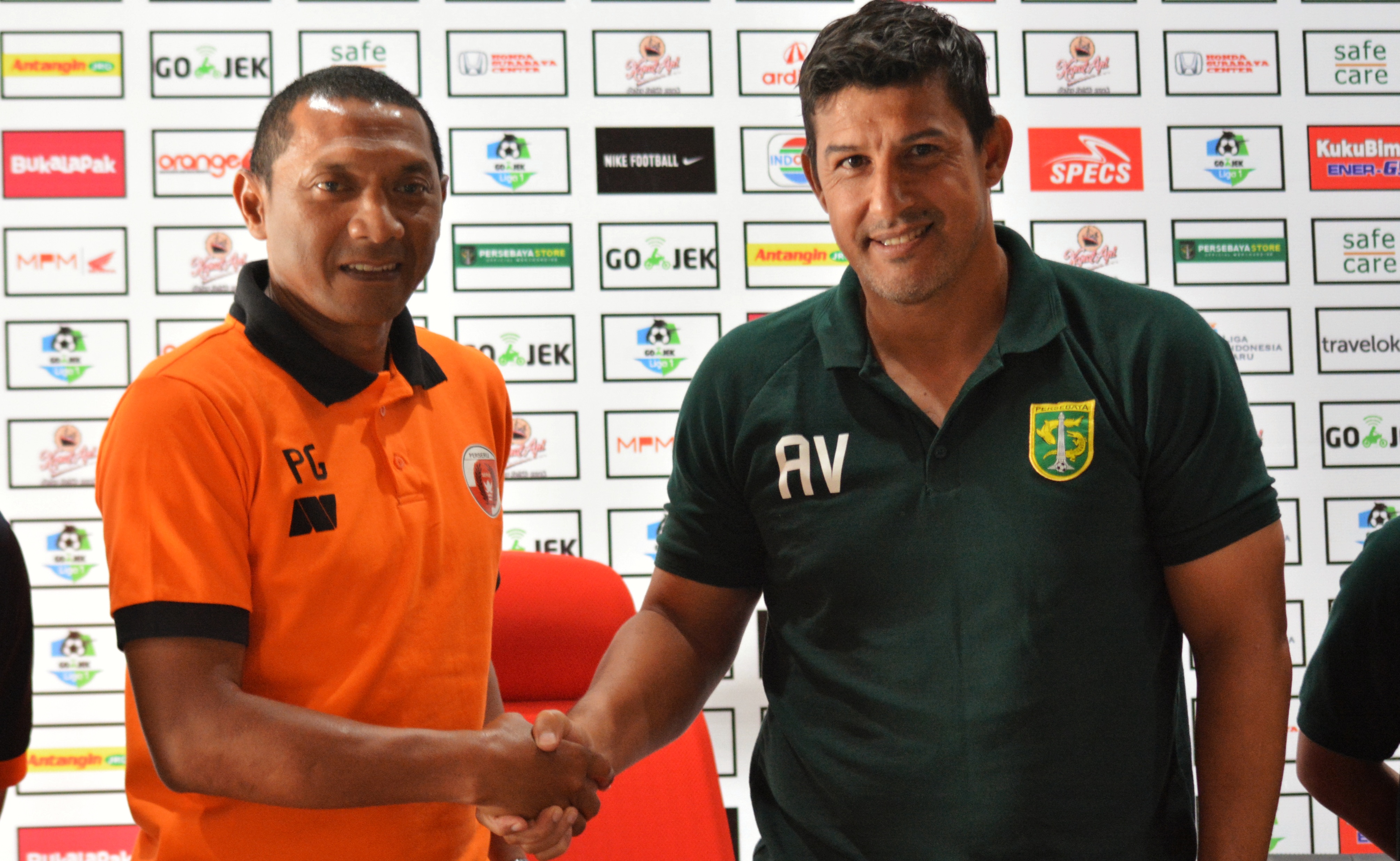 Pelatih Perseru, I Putu Gede (kiri) bersama pelatih Persebaya, Angel Alfredo Vera. (foto: hrs/ngopibareng)