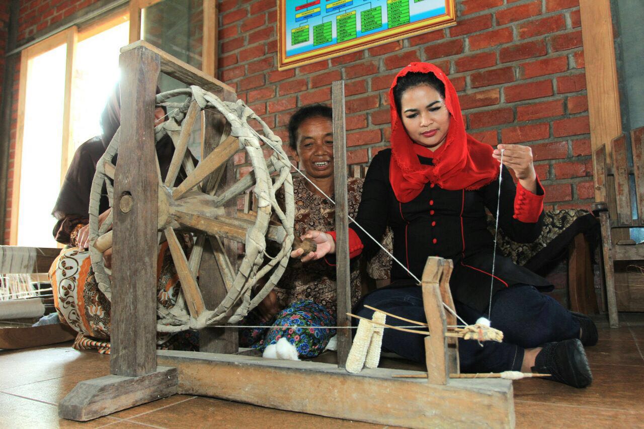 Puti Guntur Soekarno dibuat terkagum dengan batik gedog di Bumi Wali, Tuban. (Foto: Istimewa)