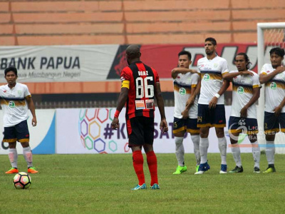 Duel Persipura vs Persela Lamongan. 