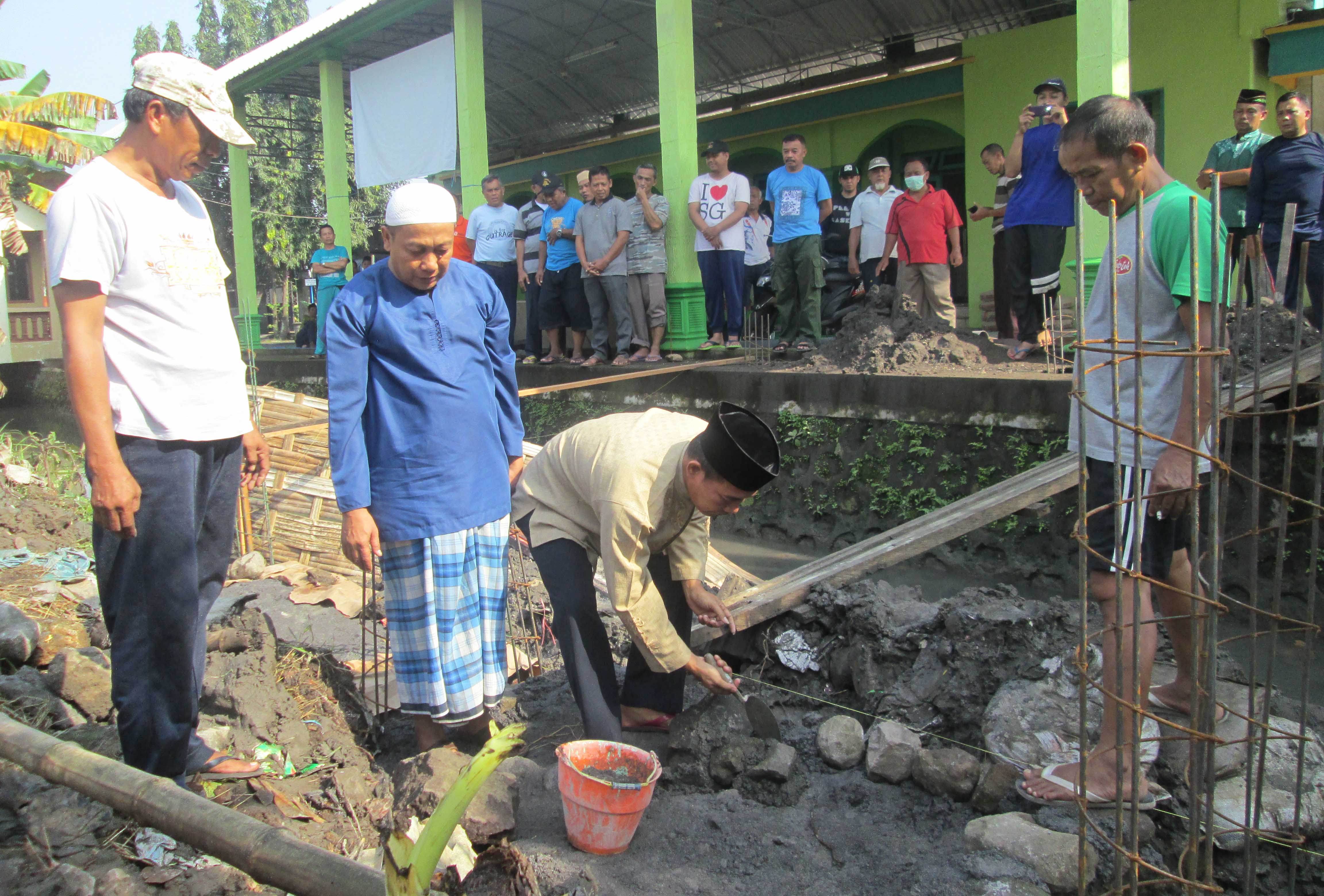 Pembangunan  dan renovasi Masjid Al Jihad Kedungkendo Candi Sidoarjo, Ketua Ta'mir Masjid  Ust Kateman saat meletakkan batu pertama pembangunan tempat wudlu dan toilet  