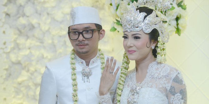 Poppy Sovia dan Ahmad Gussaoki resmi menikah pada Sabtu, 24 Maret 2018.