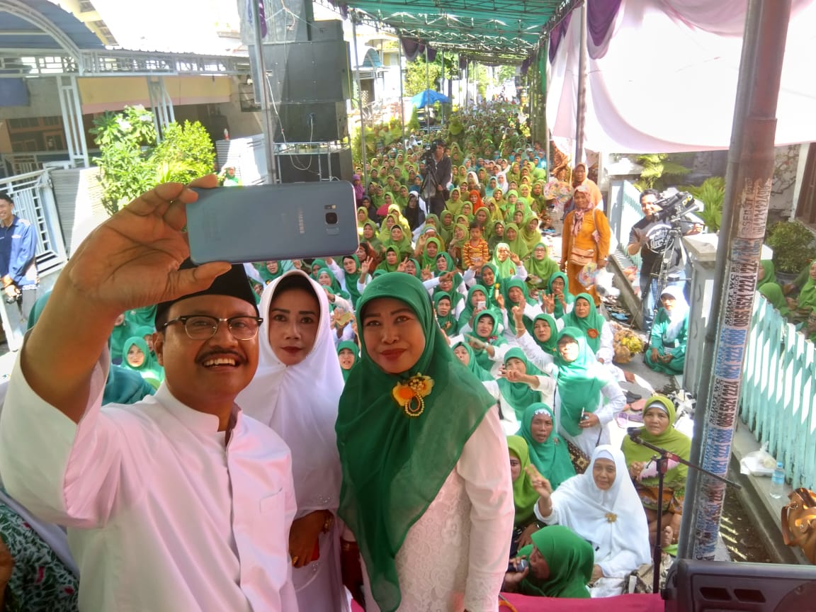 Silaturahmi Kubro Muslimat NU yang digelar di Desa Tambak Beras, Cerme, Gresik Minggu, 25 Maret 2018.