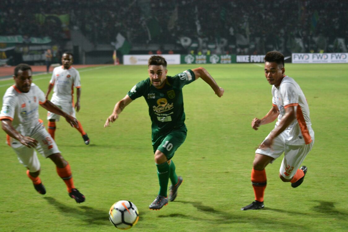 Pemain Persebaya menerobos pertahanan Serui. foto:hrs