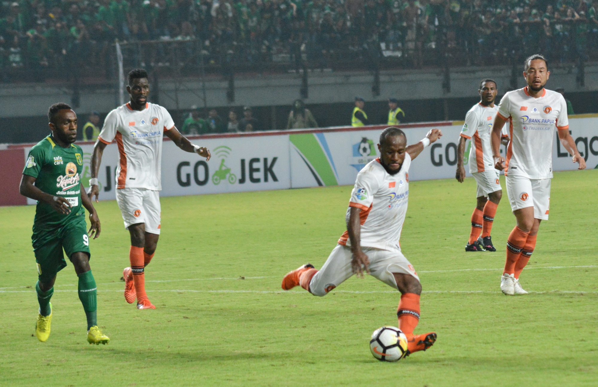 Perseru Serui (putih) yang kalah 0-1 dari Persebaya di Stadion Gelora Bung Tomo, Minggu 25 Maret 2018. (foto: hrs/ngopibareng) 