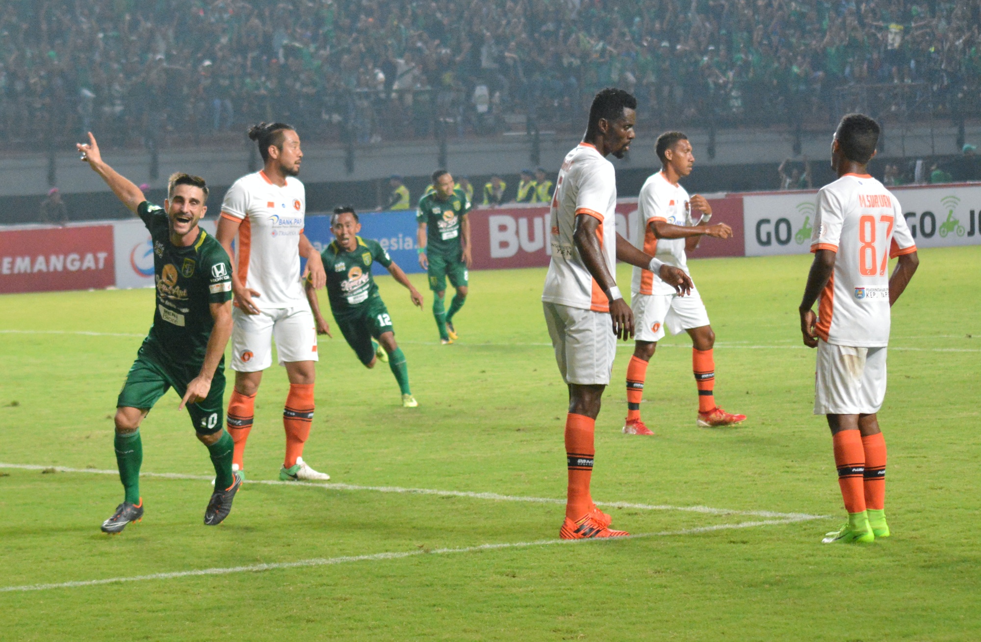 Pemain Persebaya, Robertino Pugliara (kiri) usai mencetak gol tunggal di pertandingan Liga 1 lawa Perseru Serui, di Stadion Gelora Bung Tomo, Minggu 25 Maret 2018. (foto: hrs/ngopibareng)