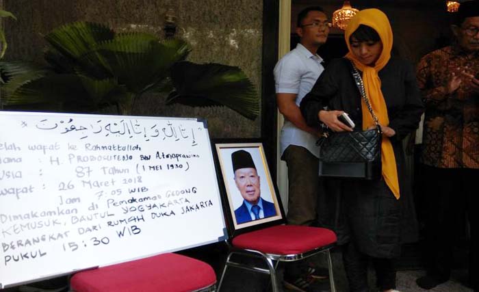 Jenazah Probosutedjo sementara disemayamkan di rumah duka  Jalan Diponegoro Nomor 22, Menteng, Jakarta Pusat sebelum diterbangkan dan dimakamkan di Yogyakarta. (foto:okezone). 