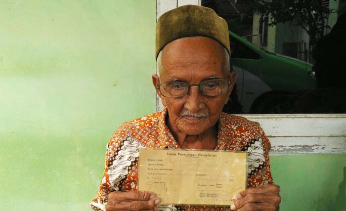 Nyak Sandang (91), warga Gampong Lhuet, Kecamatan Jaya, Kabupaten Aceh Jaya menunjukkan obligasi pembelian pesawat Seulawah. (foto: kabar tangsel), 