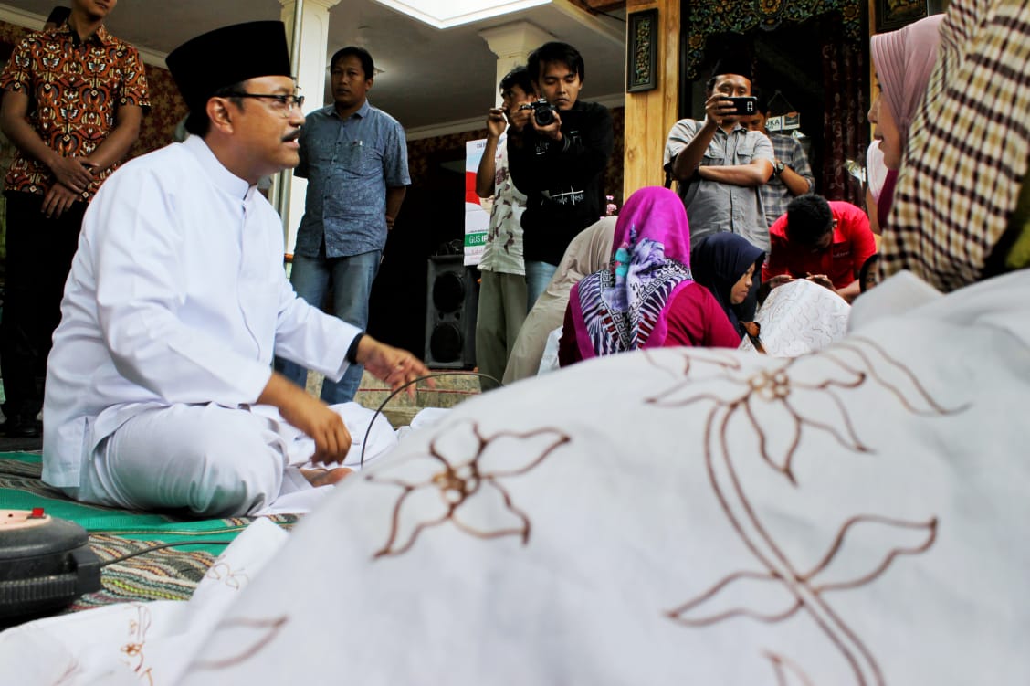 Calon Gubernur Jawa Timur nomor urut dua, Saifullah Yusuf (Gus Ipul), mengunjungi sentra batik tulis di Sumenep, Senin, 26 Maret 2018. 