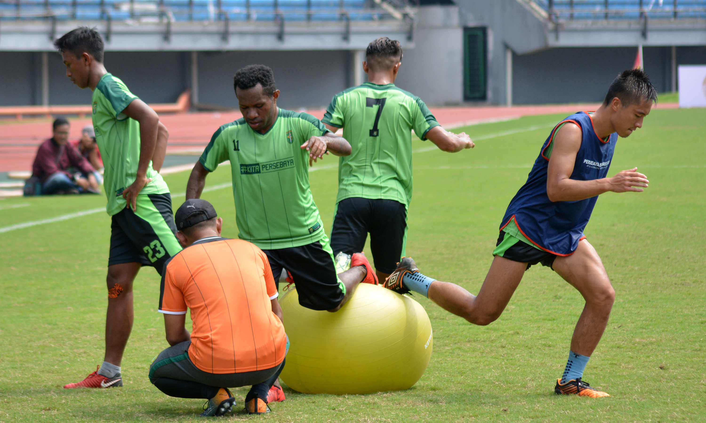 Beberapa pemain Persebay sedang jalani terapi dari tim dokter, saat latihan di Stadion Gelora Bung Tomo, Surabaya, Selasa 27 Maret 2018. (foto: hrs/ngopibareng)