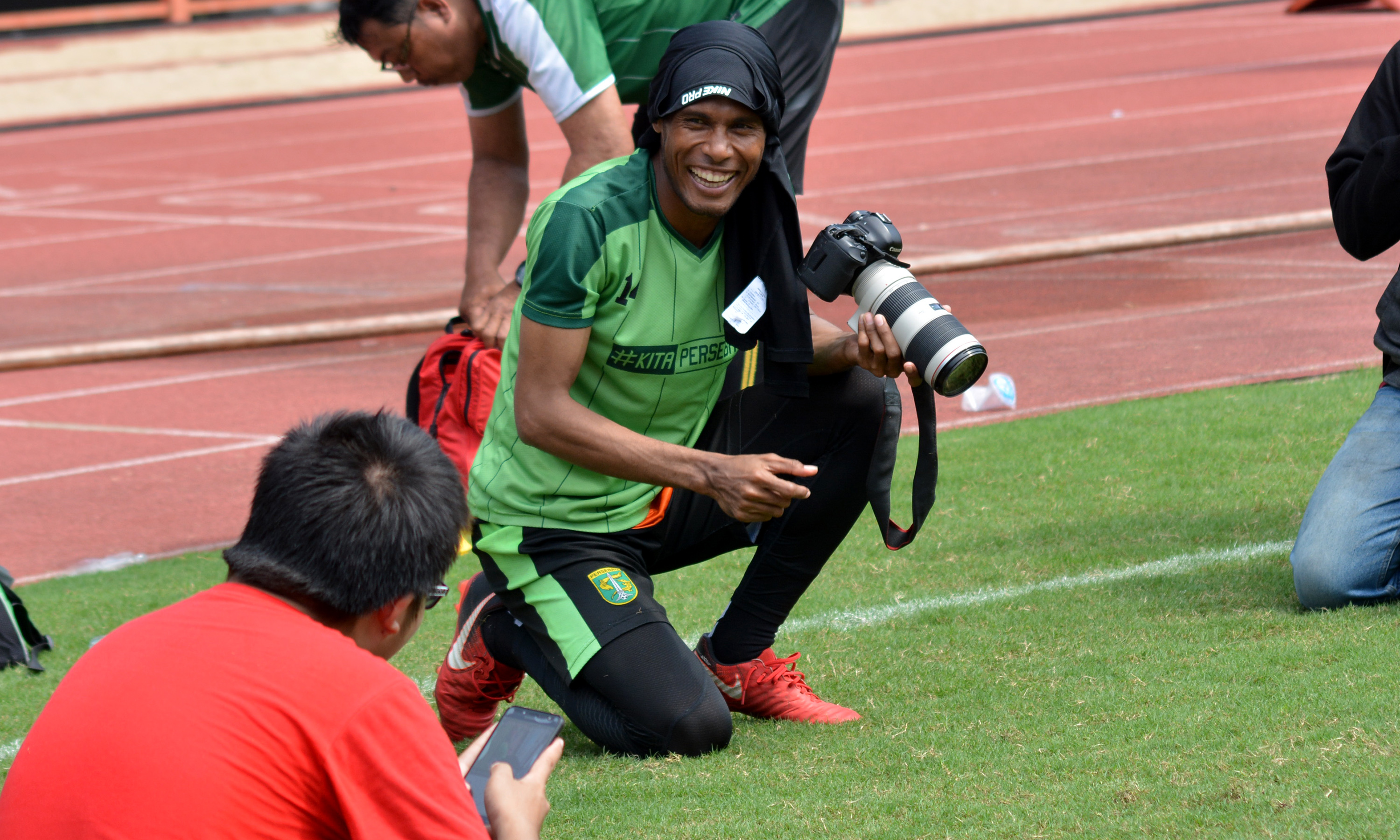 Pemain Persebaya, Ruben Sanadi saat menjadi fotografer di latihan tim Bajol Ijo, Selasa 27 Maret 2018. (foto: hrs/ngopibareng)