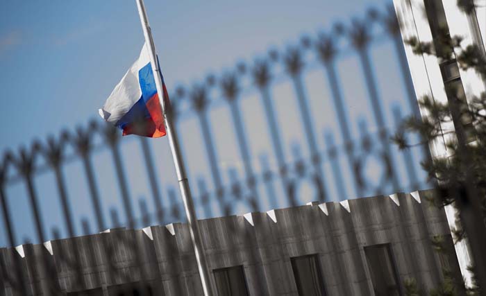 Kedutaan besar Rusia  di Washington DC mengibarkan bendera setengah tiang, setelah Presiden Trump menguusir 60 diplomatnya. (foto:jim watson/afp)