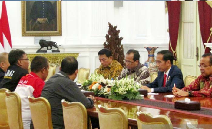 Presiden Joko Widodo didampingi Mensesneg, Menteri Perhubungan dan Kepala Staf Kepresidenan menerima 4 perwakilan ojek online yang berunjuk rasa,  di Istana Negara  Jakarta, Selasa 27 Maret 2018. (foto: joko susilo/antara)