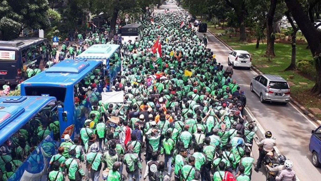 Ribuan driver ojek online menggelar ujuk rasa.