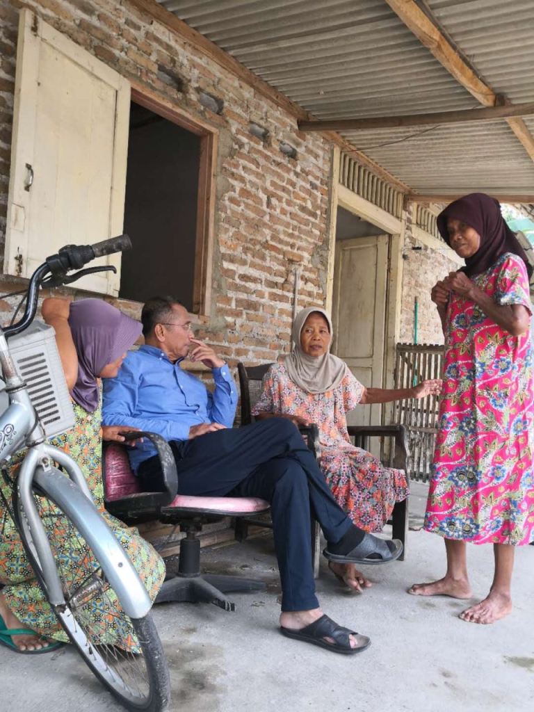 Dahlan Iskan bersama kerabatnya di Magetan.