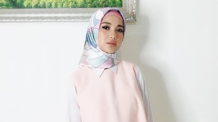 Chaca Frederica tampil cantik dengan mengenakan hijab. (Instagram)