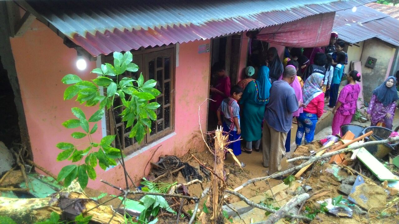 Longsor yang terjadi di wilayah Kota Sibolga, Sumatrea Utara, akibat hujan lebat. (Foto: BMKG)