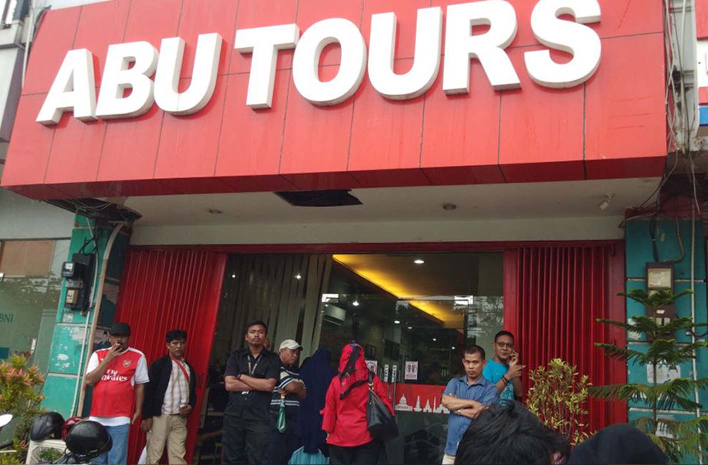 Calon  jamaah umroh mendatangi kantor Abu Tours di Jalan Baji Gau, Makassar, Sulsel  untuk menangih janji. (foto: online24)