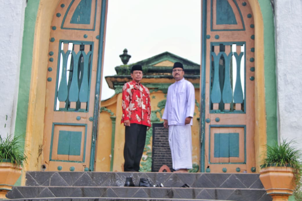 Gus Ipul berziarah ke Asta Tinggi. Ia menziarahi makam raja-raja, pembesar dan tokoh di Sumenep, Selasa 27 Maret 2018. (Foto: Istimewa)