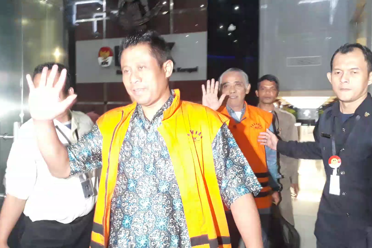 Anggota DPRD Kota Malang Hery Subiantono (kanan foto) ditahan KPK. Tampak di sebelah Hery sesama anggota DPRD Malang, Sukarno yang juga ditahan. (Foto: Kompas.com/Robertus Belarminus)