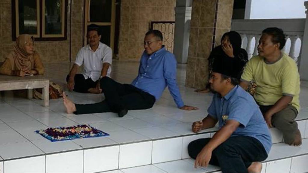 Dahlan Iskan berdialog dengan kerabatnya di Magetan
