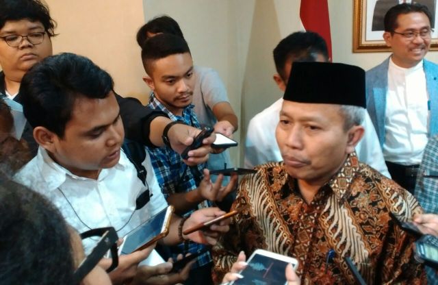 PENJELASAN: Direktur Jenderal Penyelenggaraan Haji dan Umrah (PHU) Nizar Ali bersama pekerja media. (foto: ist)