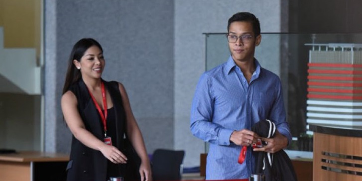 Anak Setya Novanto, Reza Herwindo (kanan) dan Dwina Michaela (kiri) bersiap meninggalkan gedung KPK seusai diperiksa di Jakarta, Rabu, 28 Maret 2018. (Foto: Antara)