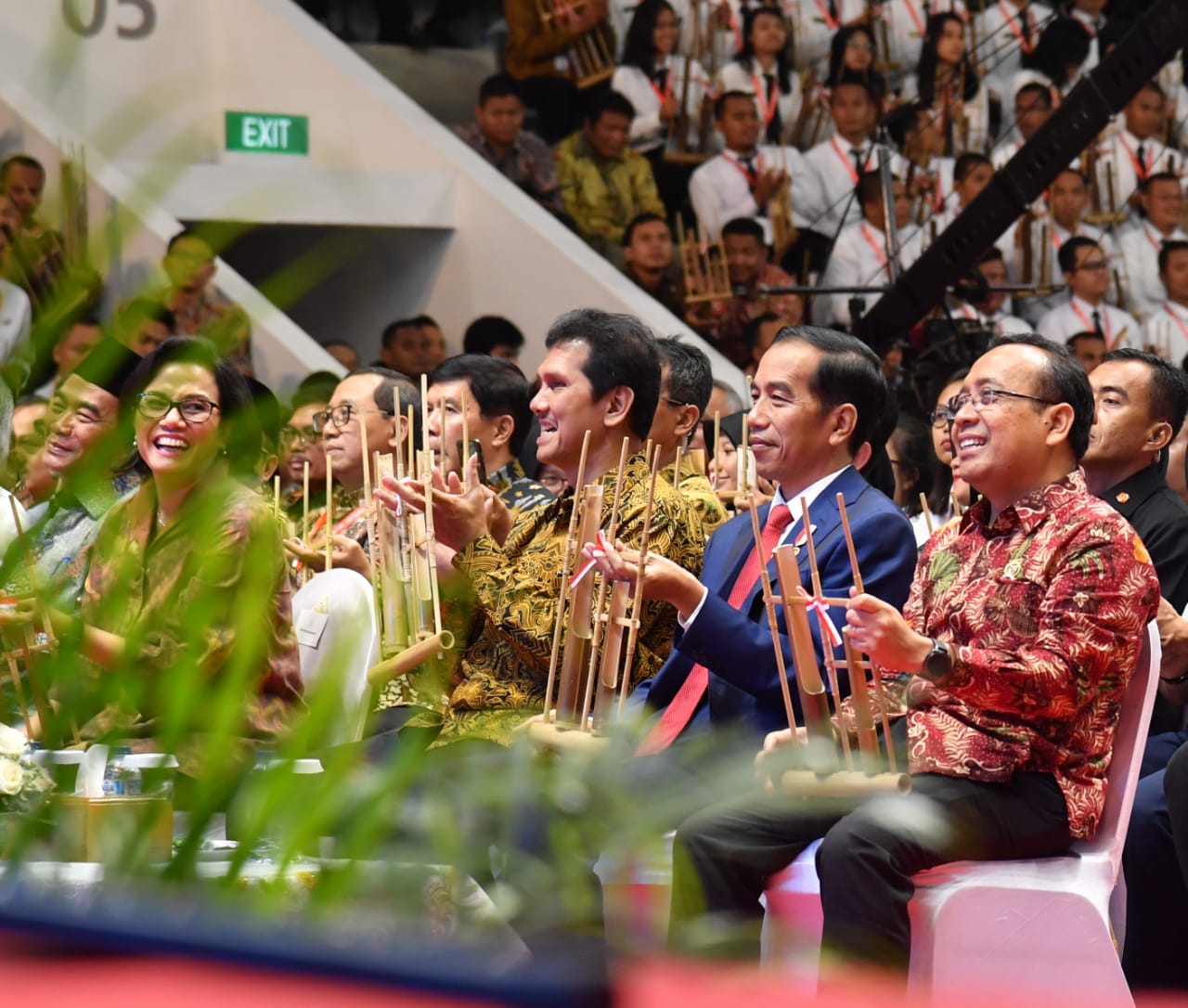 Presiden pun ceria main angklung