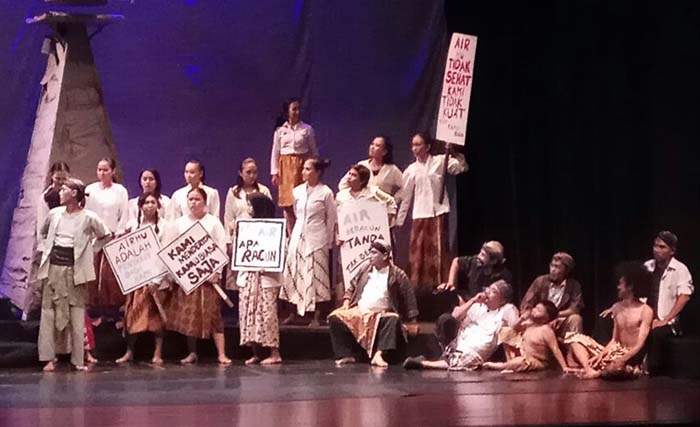 Adegan drama lakon Musuh Bersama oleh Gabungan Seniman Teater Jatim, di Gedung Cak Durasim, Taman Budaya Jatim, Selasa 27 Maret 2018. (foto: emm/ngopibareng.id)