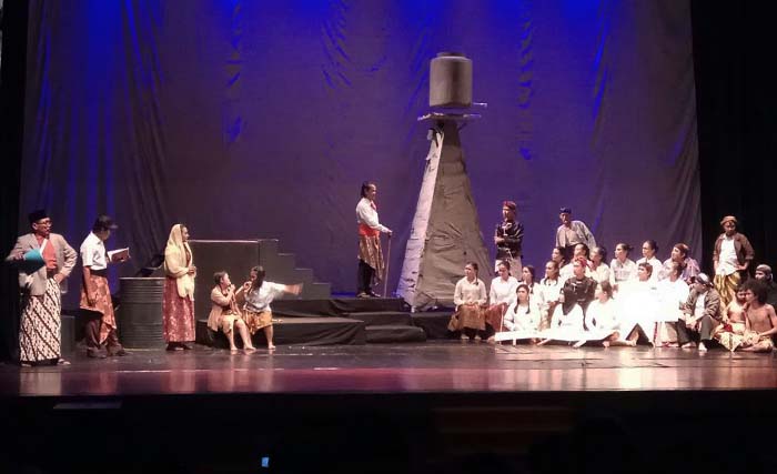 Adegan drama lakon Musuh Bersama oleh Gabungan Seniman Teater Jatim, di Gedung Cak Durasim, Taman Budaya Jatim, Selasa 27 Maret 2018. (foto: emm/ngopibareng.id)