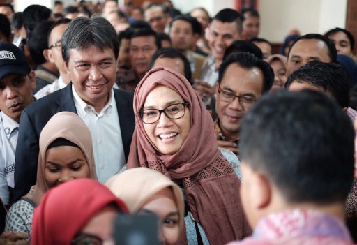 Sri Mulyani berjilbab dalam sebuah acara.