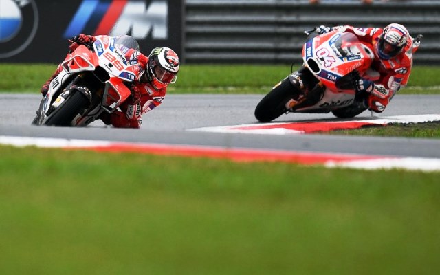 Pebalap Ducati Jorge Lorenzo (kiri) dan Andrea Dovizioso.