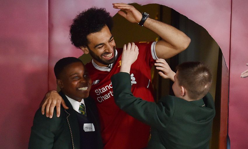 Aksi Mo Salah saat memberi kejutan anak-anak yang sedang berkunjung ke Anfield. (Foto: Liverpool)