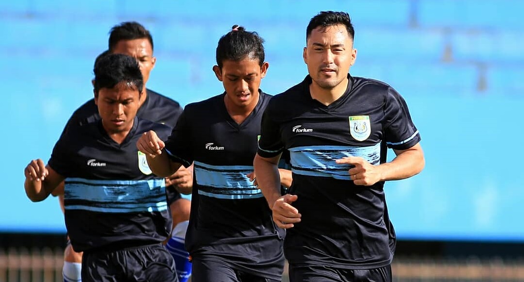 Pemain Persela Lamongan saat latihan jelang laga menghadapi Persebaya. (foto: Persela)