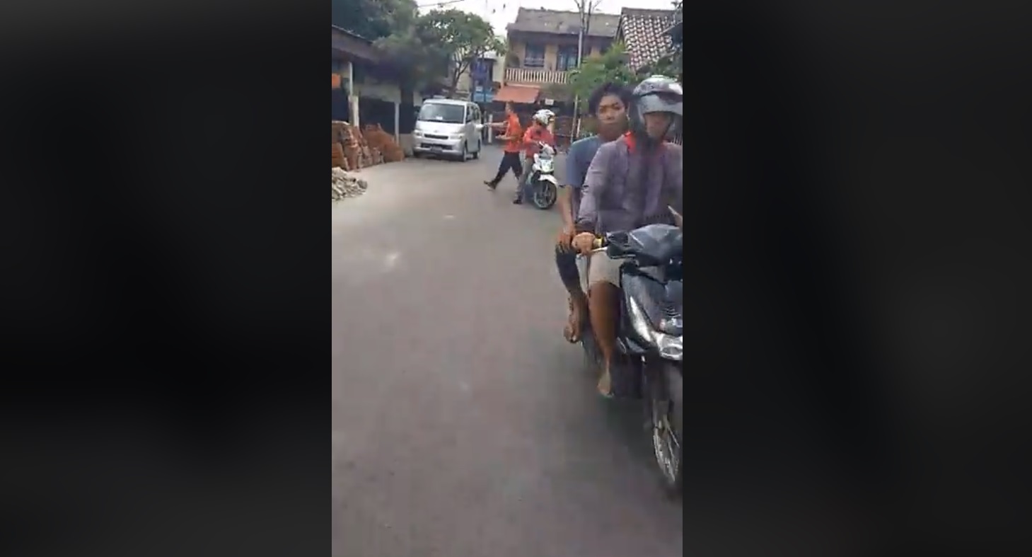 Tangkap layar video siaran live facebook saat terjadi penjambretan. (Foto: Facebook @Moy Amoy)