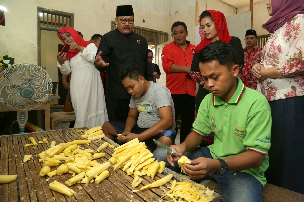 Puti Soekatno mengunjungi rumah produksi Raja Tape 31. 