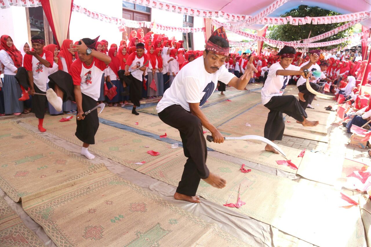 Atraksi kembangan pencak silat Madura. (Foto: Istimewa)