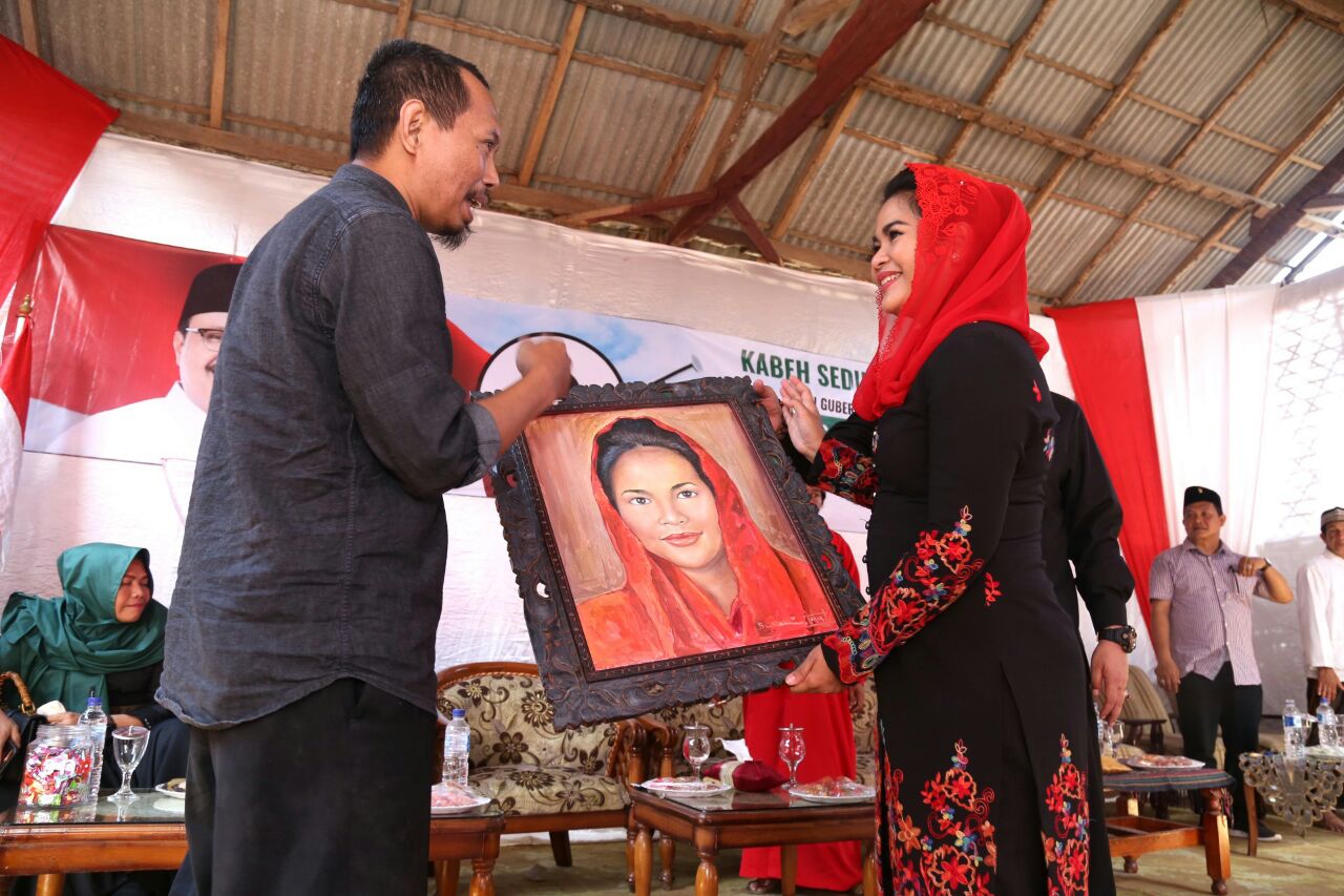 Puti Guntur Soekarno saat berkunjung ke Pondok Pesantren Nurul Kholil, Bondowoso. Kandidat nomor 2 itu disuguhi atraksi kembangan pencak silat Madura. (Foto: Istimewa)