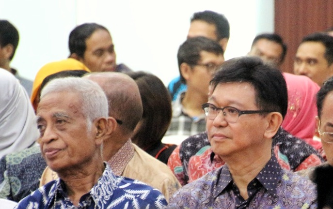 Managing Director Mataram Paint Freddy Pangkey (kanan), bersama Prof. Dr. Sam Abede Pareno yang juga mendapat penghargaan.. (foto: hrs/ngopibareng)