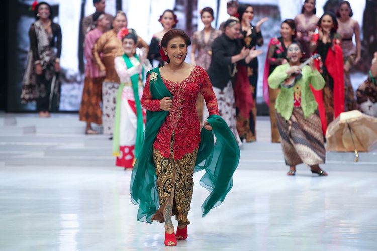 Menteri Kelautan dan Perikanan Republik Indonesia Susi Pudjiastuti menjadi salah satu penampil khusus membawakan baju rancangan Anne Avantie di Indonesia Fashion Week, Jakarta Convention Center, Jakarta, Kamis, 29 Maret 2018. (Foto: Kompas.com)