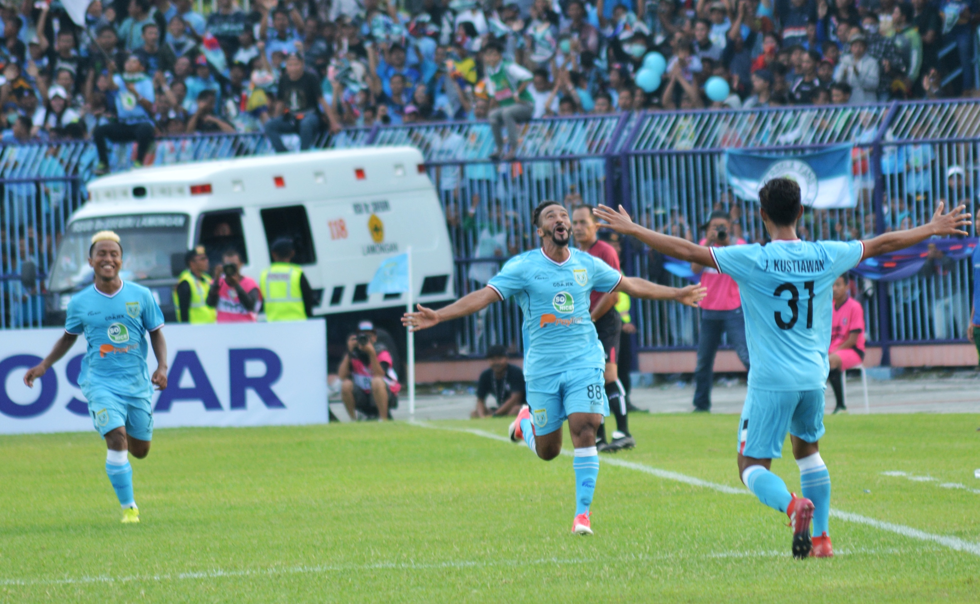 Celebation gol pemain Persela, Diego Assis. (foto: hrs/ngopibareng)