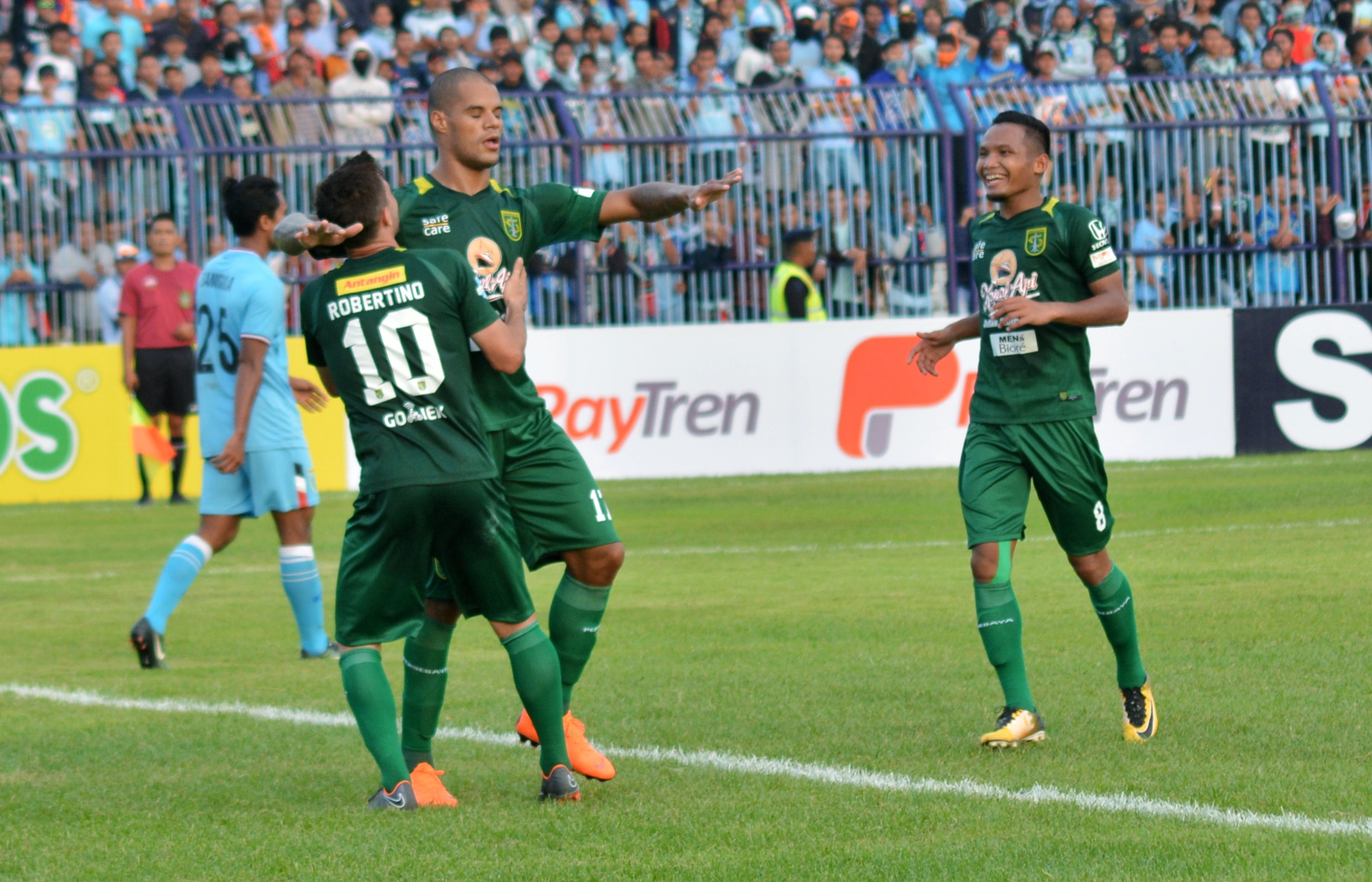 Selebrasi gol David da Silva yang seolah seperti orang buta. (foto: hrs/ngopibareng)